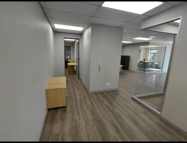 160M² OFFICE TO LET IN LYME PARK